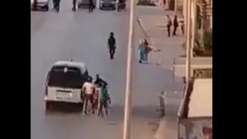 (بالفيديو) - بيان من الداخلية بعد سحل شاب عار في سيدي حسين .. والمستشارة السابقة للمشيشي تعلق ..